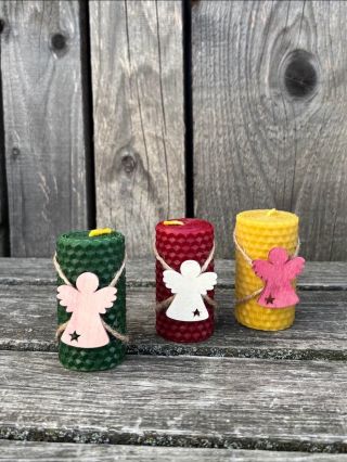 Adventní andělíček 🪽 Svíčka stáčená z plátů včelího vosku vysoká 7 cm o průměru 3,5 cm, dekorovaná dřevěným výřezem...