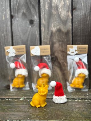 Vánoční mňau 🎁✨ ✨Kočičí svíčka o velikosti 6x4cm odlitá z pravého včelího vosku s vánoční čepicí, uložená v celofánovém...