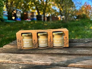 BYLINKOVÉ TRIO 🌿🍯 Vymazlený dárek ze včelího úlu laděný v duchu bylinek. ✔️50g květovaného pastovaného medu s heřmánkem...