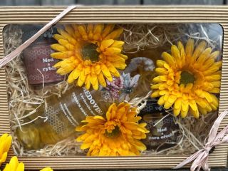 MEDOVÁ VÁŽKA 🥂🦋 Luxusní dárek, ke kterému už nemusíte kupovat květinu. Obsahuje: ✔️0,75l medoviny vyráběné za studena...