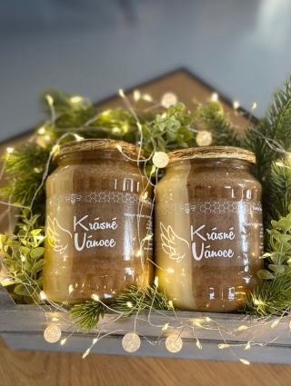 VÁNOČNÍ KŘÍDLA 🪽✨ Krásné vánoční balení medu, které obsahuje 950g a je naplněna z jedné poloviny květovým medem a z druhé...