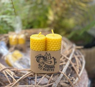 KRÁSNÉ SVÁTKY 🪽🕯️ Dárkové balení dvou svíček stáčené z plátů včelího vosku v přírodní barvě. Přizdobené milým vánočním...