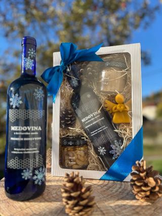VÁNOČNÍ VLOČKOVÁ MEDOVINA ❄️ Za studena lisovaná medovina z květového medu v nevšední modré lahvi.🩵 Medovina je jedním z...