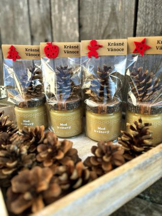 KVĚTOVÝ MED VÁNOČNÍ 🍯🎄 ✔️250 g květového medu zabalen s borovou šiškou v celofánovém sáčku. Ideální dárek pro milovníky...