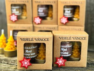 VÁNOČNÍ MEDOVÝ STROMEČEK 🎄 Prodáváme hned ve dvou variantách: květovým lesním medem nebo ostružinovým medem 🍯 Obsahem je...