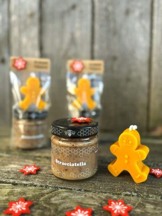 ČOKOLÁDOVÝ PERNÍČEK 🍫🍯 • 250 g květovaného pastovaného medu s čokoládnou o obsahu 60% kakaa • Svíčka z pravého včelího...