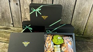 Vánoční dárek s monsterou 🌟 Krásný dárek v luxusní černé krabici, který obsahuje: ✔️Svíčka ze včelího vosku ve tvaru listu...