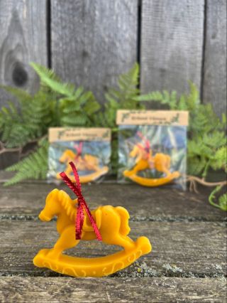 Vánoční ozdoba ve tvaru houpacího koníka odlitá z pravého včelího vosku! Vhodná i k zavěšení na vánoční stromeček. 🎄 📌Více...