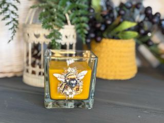 Svíčka ve skle 🐝🕯️ Velká dárková svíce z pravého včelího vosku velikosti odlitá do masivní skleněné nádoby a zdobená...