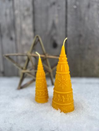Vánoční stromeček kužel ❄️🎄 Propracovaná svíčka ze včelího vosku ve tvaru kuželu, která svým dekorem připomíná nazdobený...